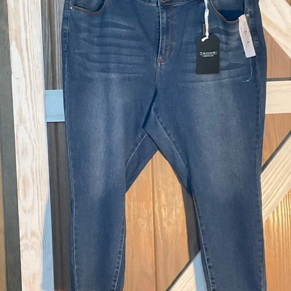 Tahari Women’s CapriJeans. Size 24 Measurements in Comments - Picture 13 of 13